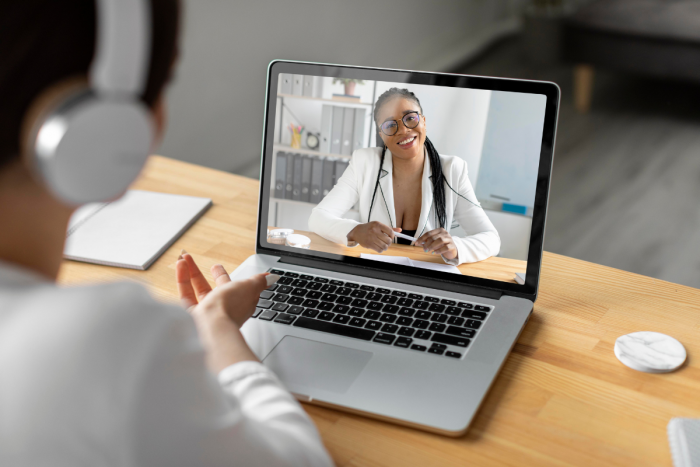 Reduzindo absenteísmo e acelerando soluções na telemedicina com suporte remoto